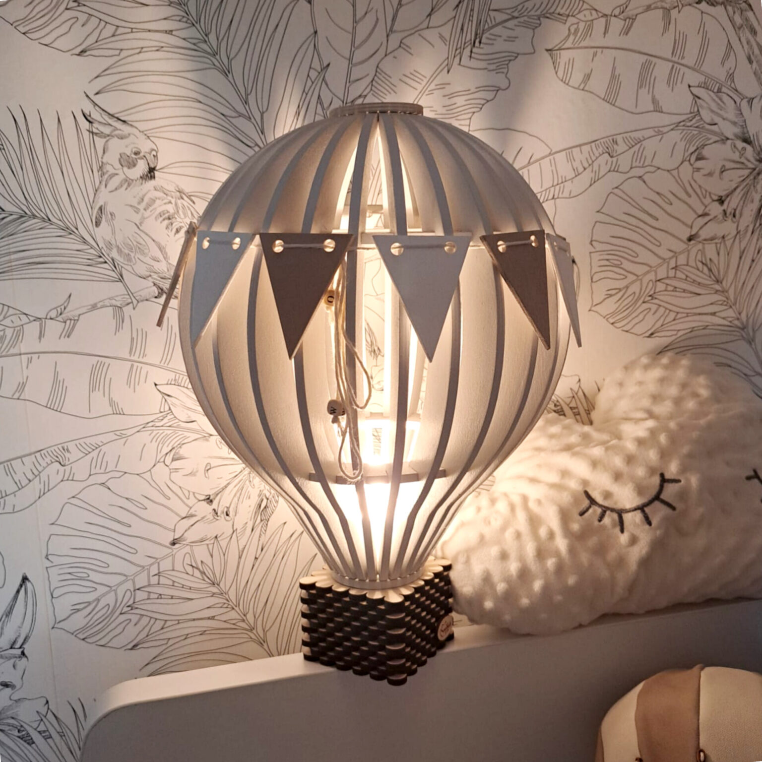 Drewniana lampka balon która świeci na żarówkę LED, Dekoracyjna lampka stojąca