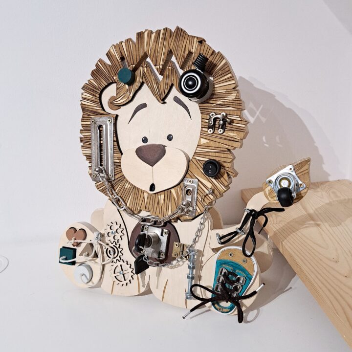 interaktywna zabawka edukacyjna czyli tablica sensoryczna, tablica manipulacyjna dla dziecka o wzorze uroczego Lwa od Makuto Art
