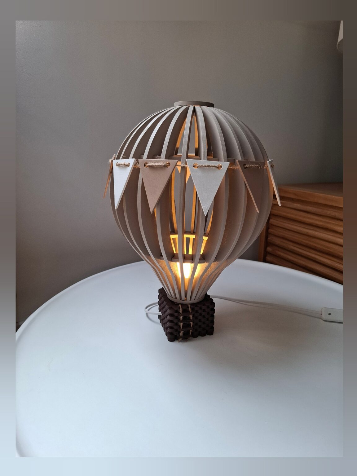 lampa na żarówke LED